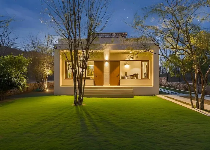 Stayvista The Owl House: Hillside Villa with Terrace and Lawn Jaipur